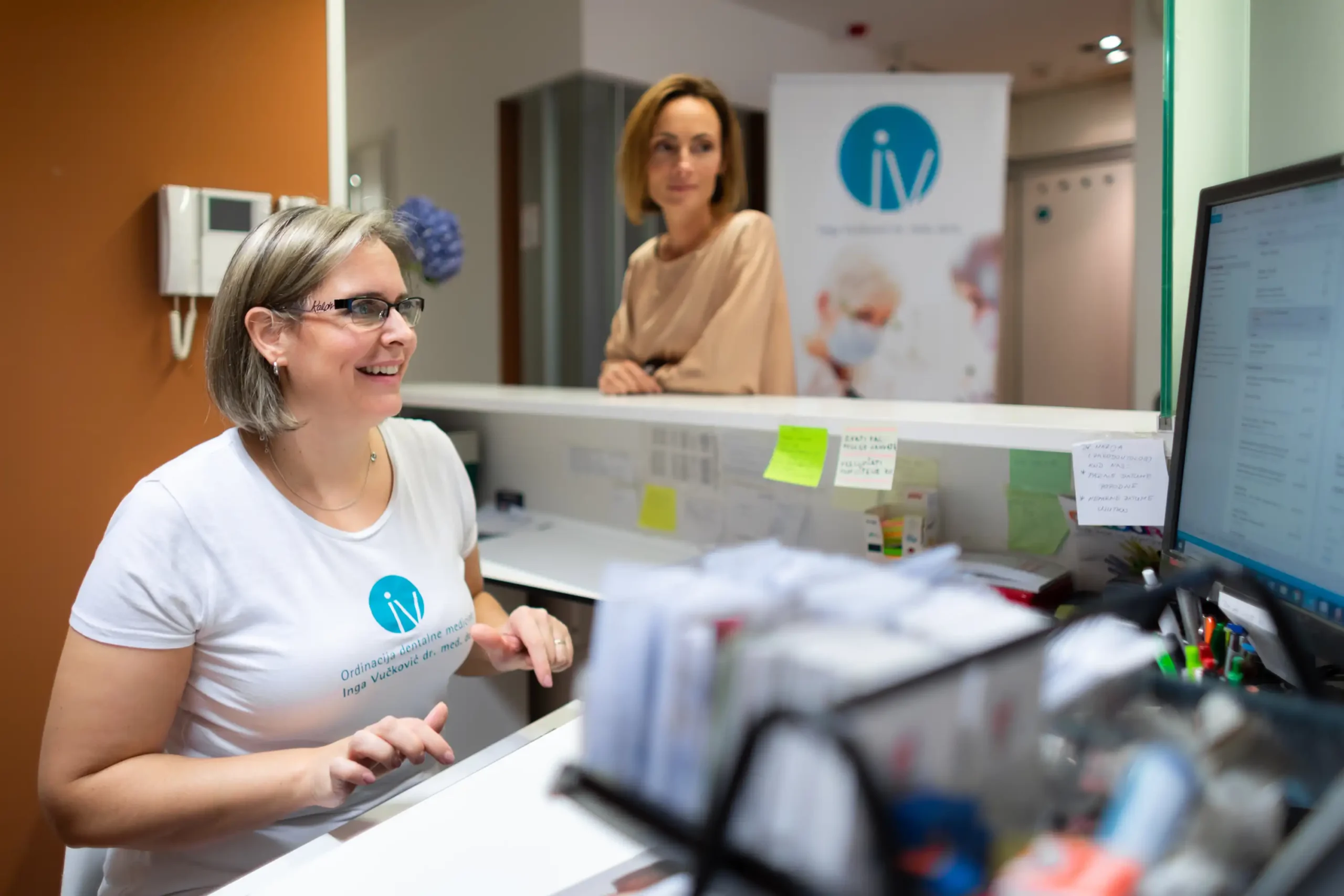 Djelatnica na recepciji Dentalnog centra Vučković