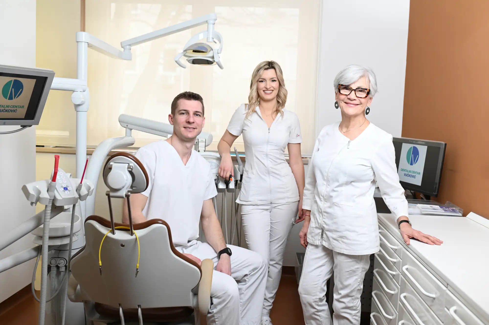 Troje članova dentalnog tima u ordinaciji