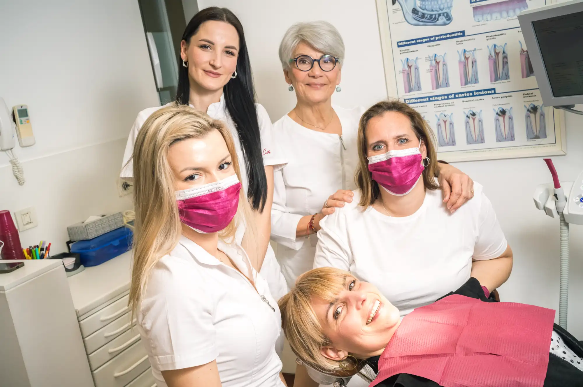 Dentalni tim s pacijenticom na stomatološkom stolcu